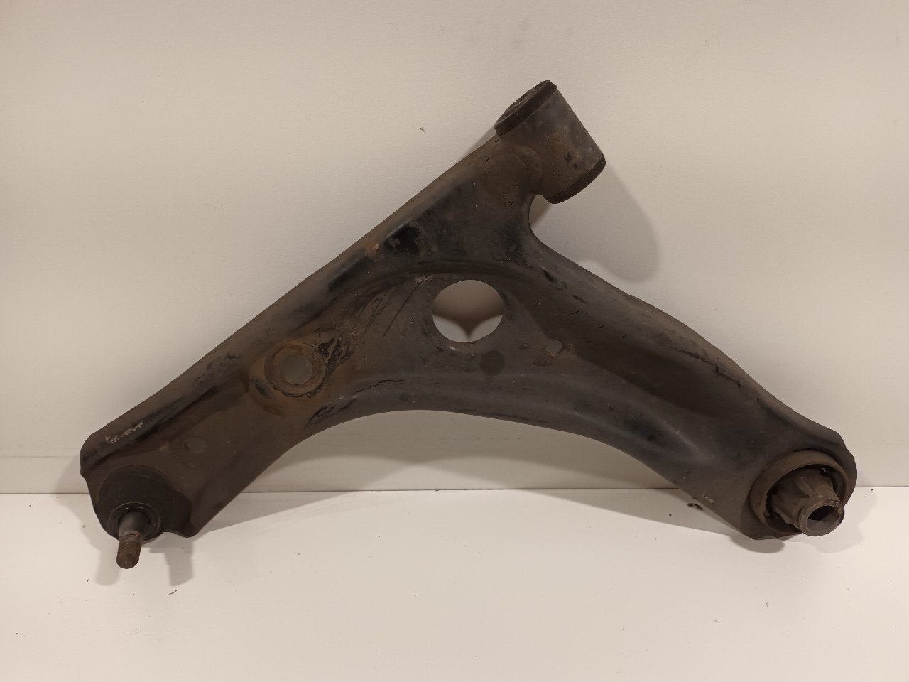 Draagarm links voor Peugeot 108, Onderdelen@venauto.nl, Van der Ven Autorecycling B.V., Ettenseweg 76, 4706 PB Roosendaal, The Netherlands