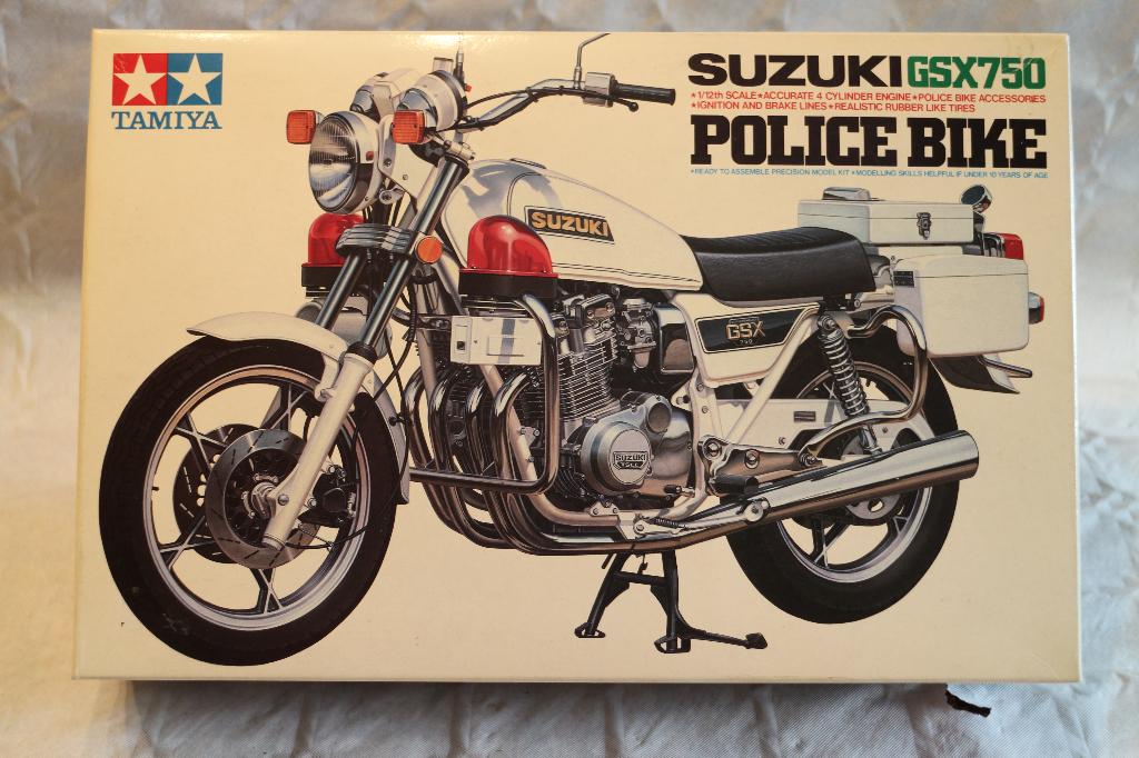 Susuki GSX 750 Police Bike, Hobby en Vrije tijd, Modelbouw | Auto's en Voertuigen, 1:32 tot 1:50, Overige typen, Ophalen of Verzenden