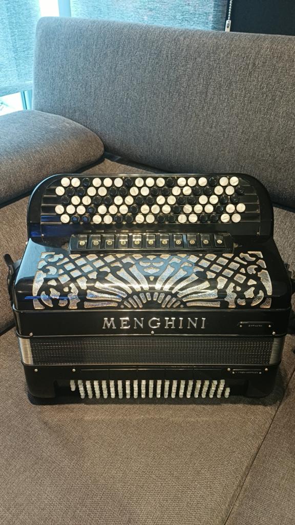 a vendre accordeon bouton MENGHINI, Enlèvement, 120 basses