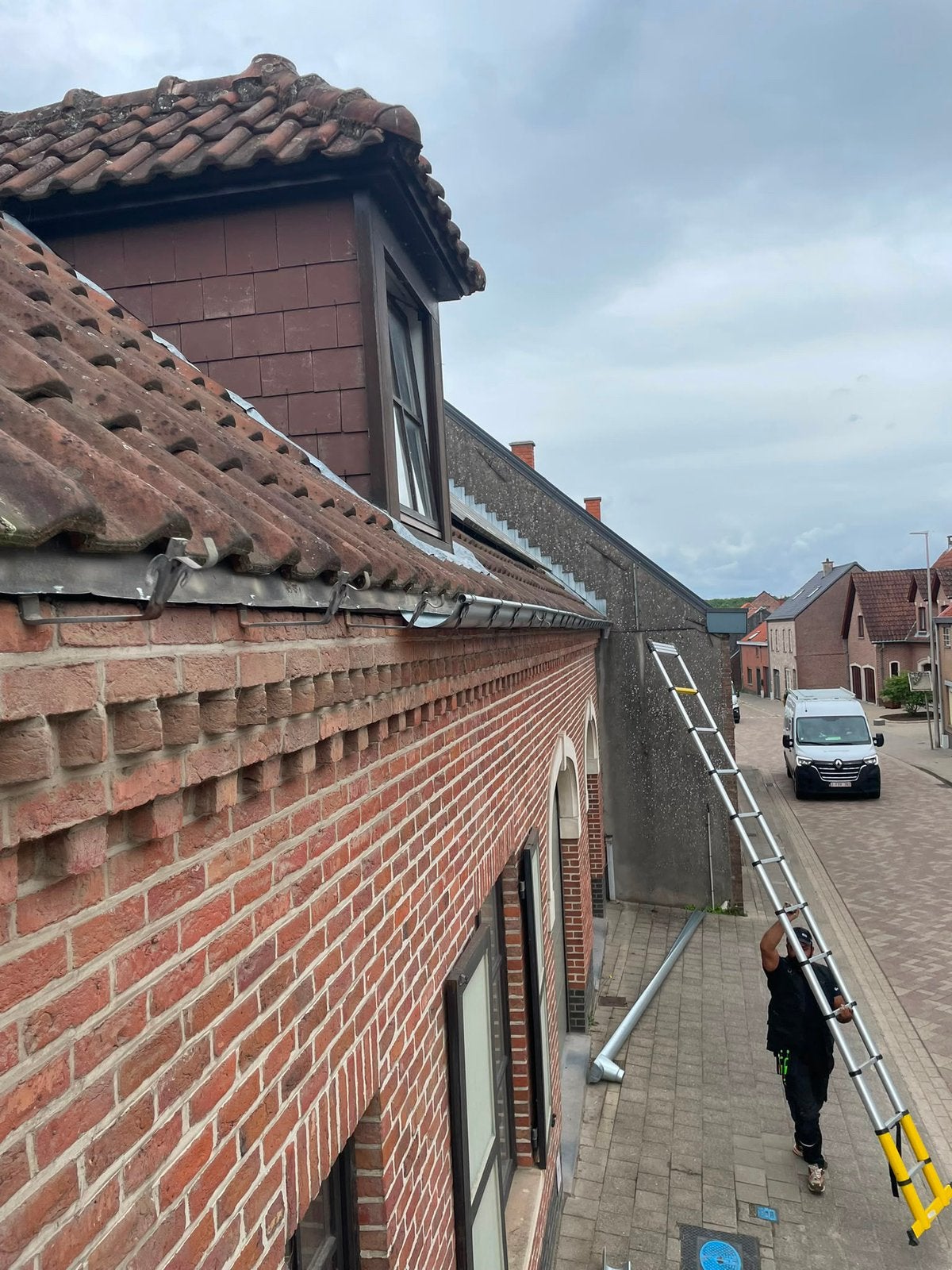 Réparations d'urgence de gouttières en zinc, toitures plates