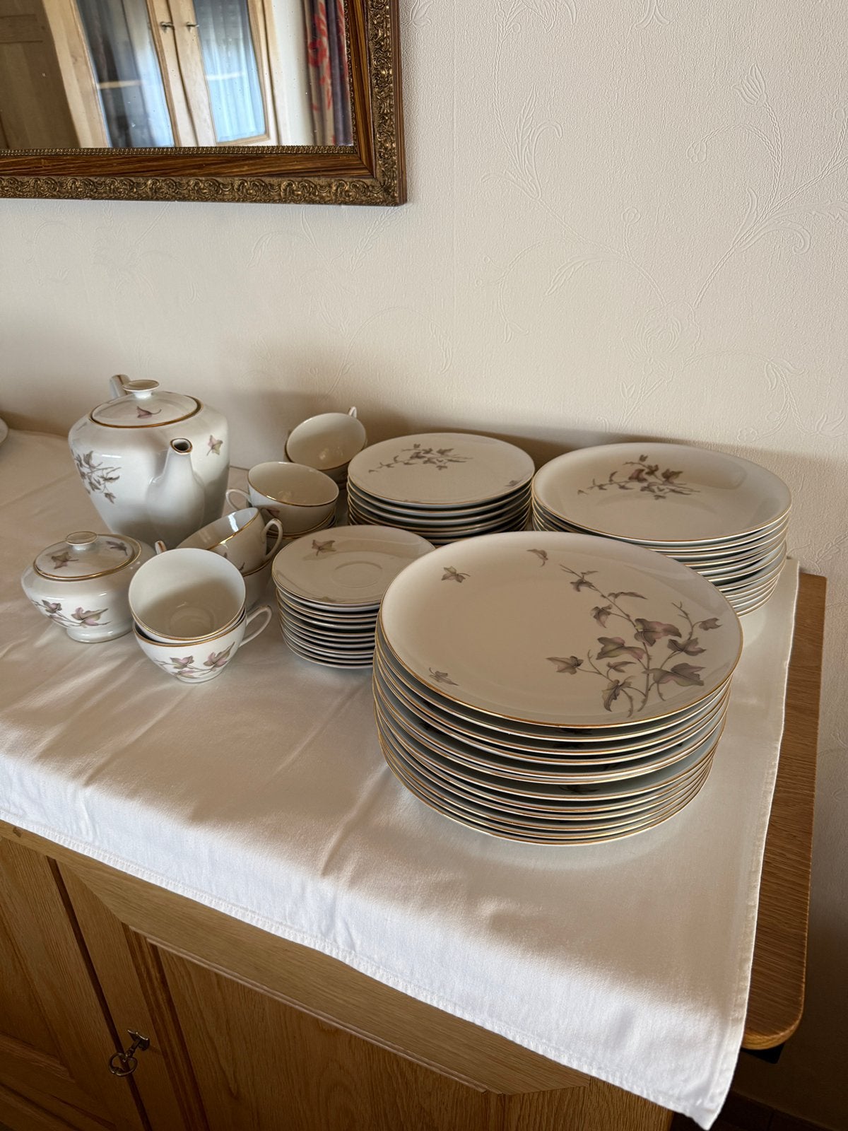 Service en porcelaine blanc décor feuilles avec bord doré, Ophalen