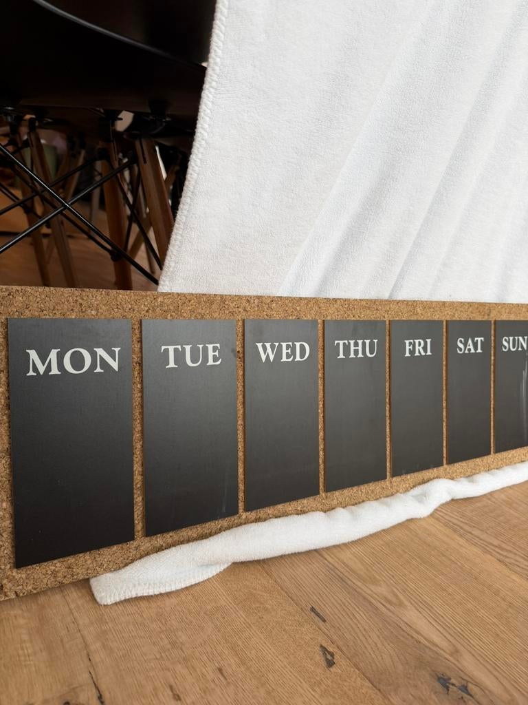 Calendrier hebdomadaire à la craie avec base en liège, Divers, Calendriers, Enlèvement, Calendrier hebdomadaire, Comme neuf