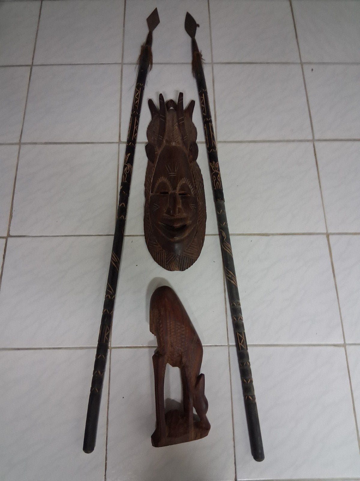Afrikaanse houten decoratieset masker, beeldje en 2 stokken, Antiek en Kunst, Ophalen, Masker