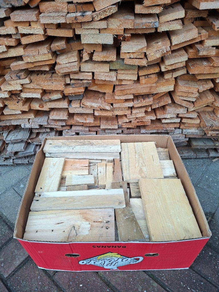 Proper aanmaakhout in bananendozen, Ophalen