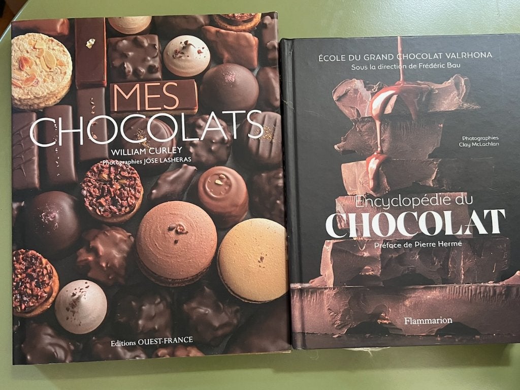 2 livres Chocolat Encyclopédie, Livres, Livres de cuisine, Enlèvement, Comme neuf, France, Gâteau, Tarte, Pâtisserie et Desserts