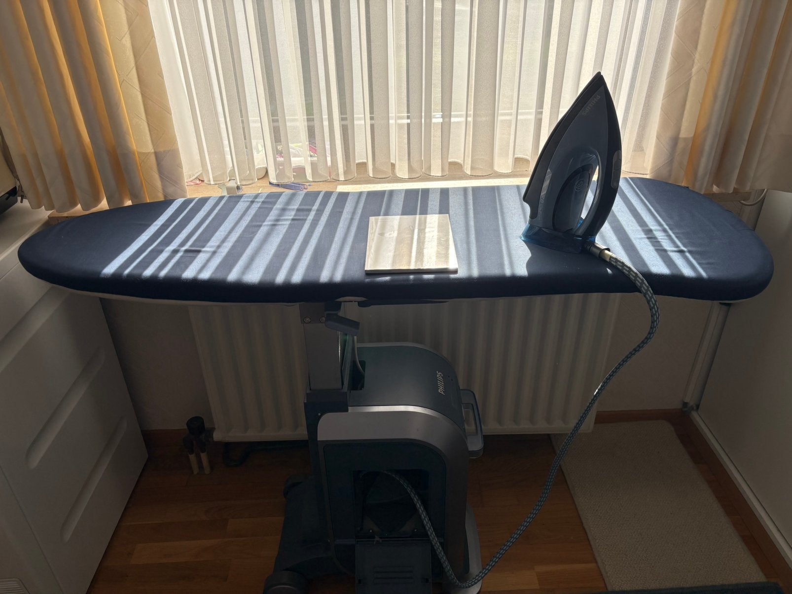 Strijkplank met geintregeerde stoomfucntie, Elektronische apparatuur, Ophalen, Zo goed als nieuw