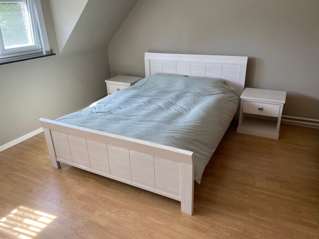 Dubbelbed met bijhorende bureau, boekenkast en kledingkast, Huis en Inrichting, Slaapkamer | Bedden, Ophalen, Beige, Tweepersoons