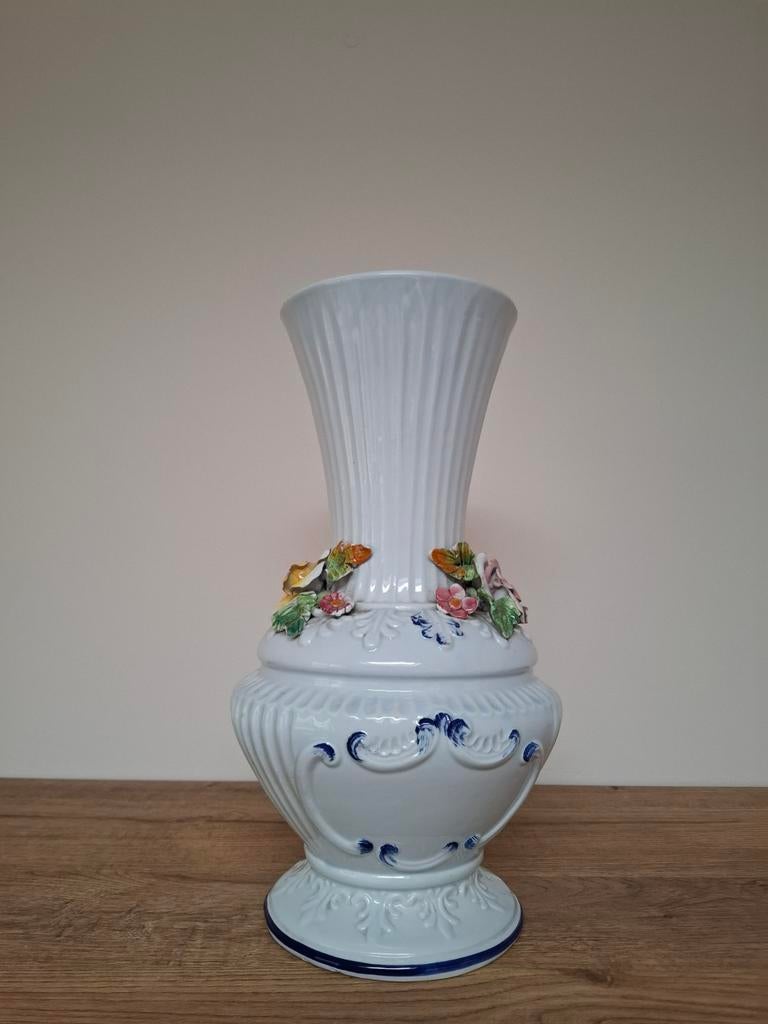 Capodimonte, Italie — Vase en céramique fait main avec fleur, Antiquités & Art, Enlèvement ou Envoi