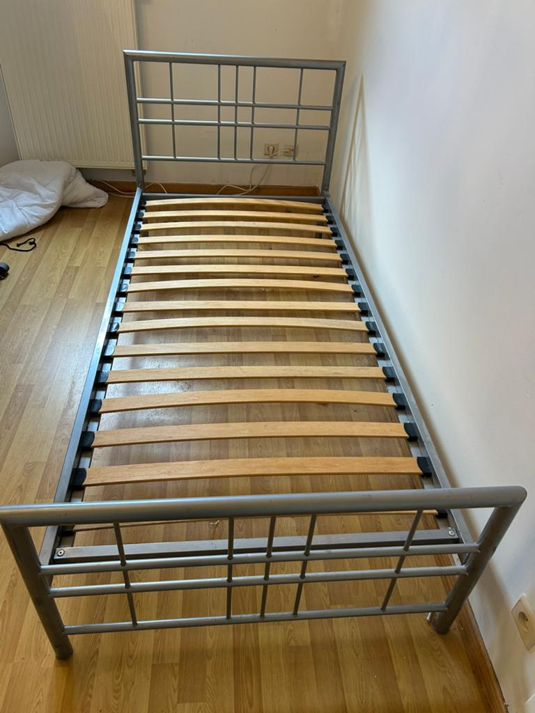 1 petsoons metalen  bed + lattenbodem.  Vaste prijs !, Huis en Inrichting, Ophalen, Zo goed als nieuw