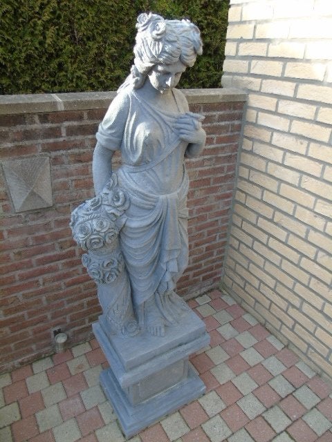 Standbeeld van een vrouw met bloemen in blauwe steen., Tuin en Terras, Tuinbeelden, Zo goed als nieuw, Mensenbeeld, Steen, Ophalen