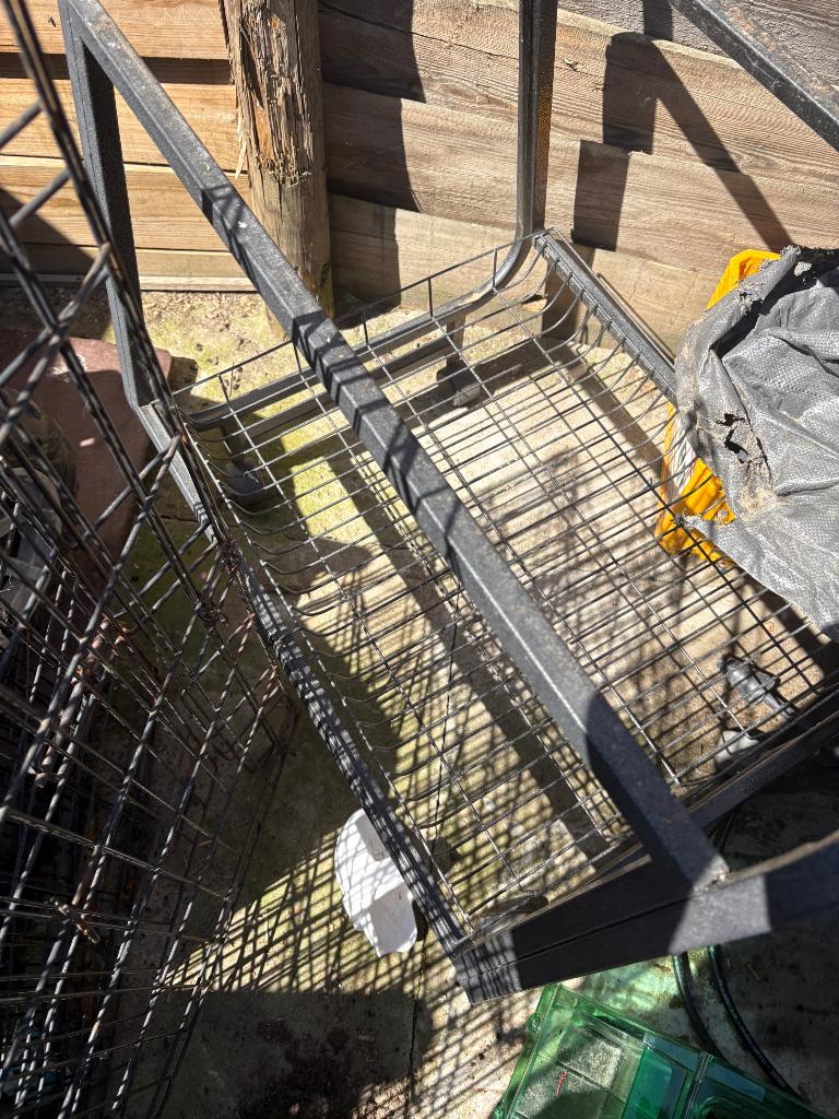 Pied à roulette de cage oiseaux, Enlèvement