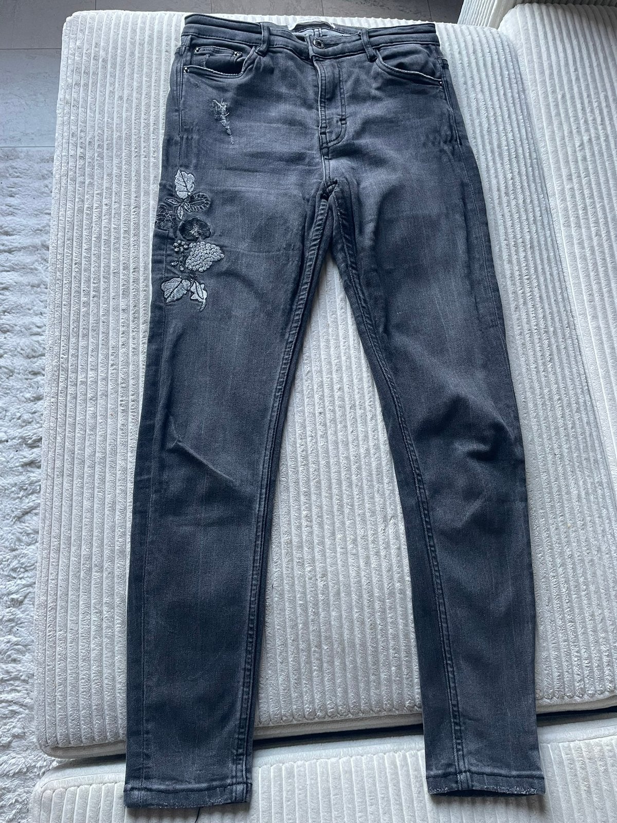 Grijze jeans met bloemenborduursel, Ophalen of Verzenden, Zo goed als nieuw, Grijs, W28 - W29 (confectie 36)