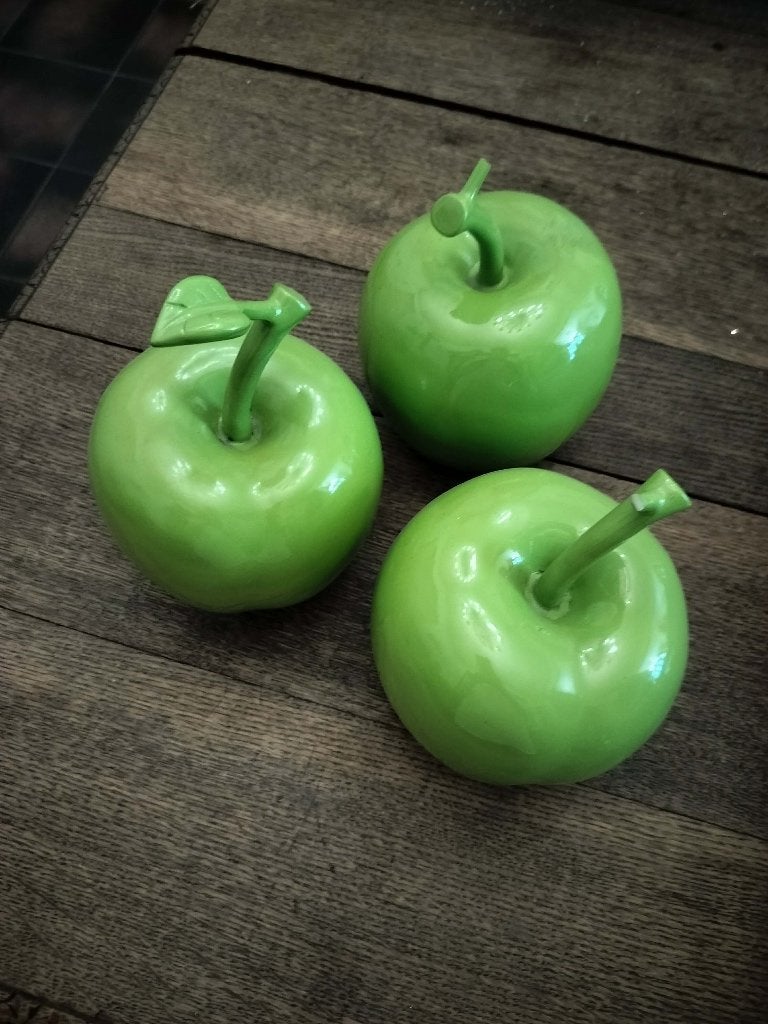 Drie decoratieve groene appels in keramiek. 25€., Ophalen