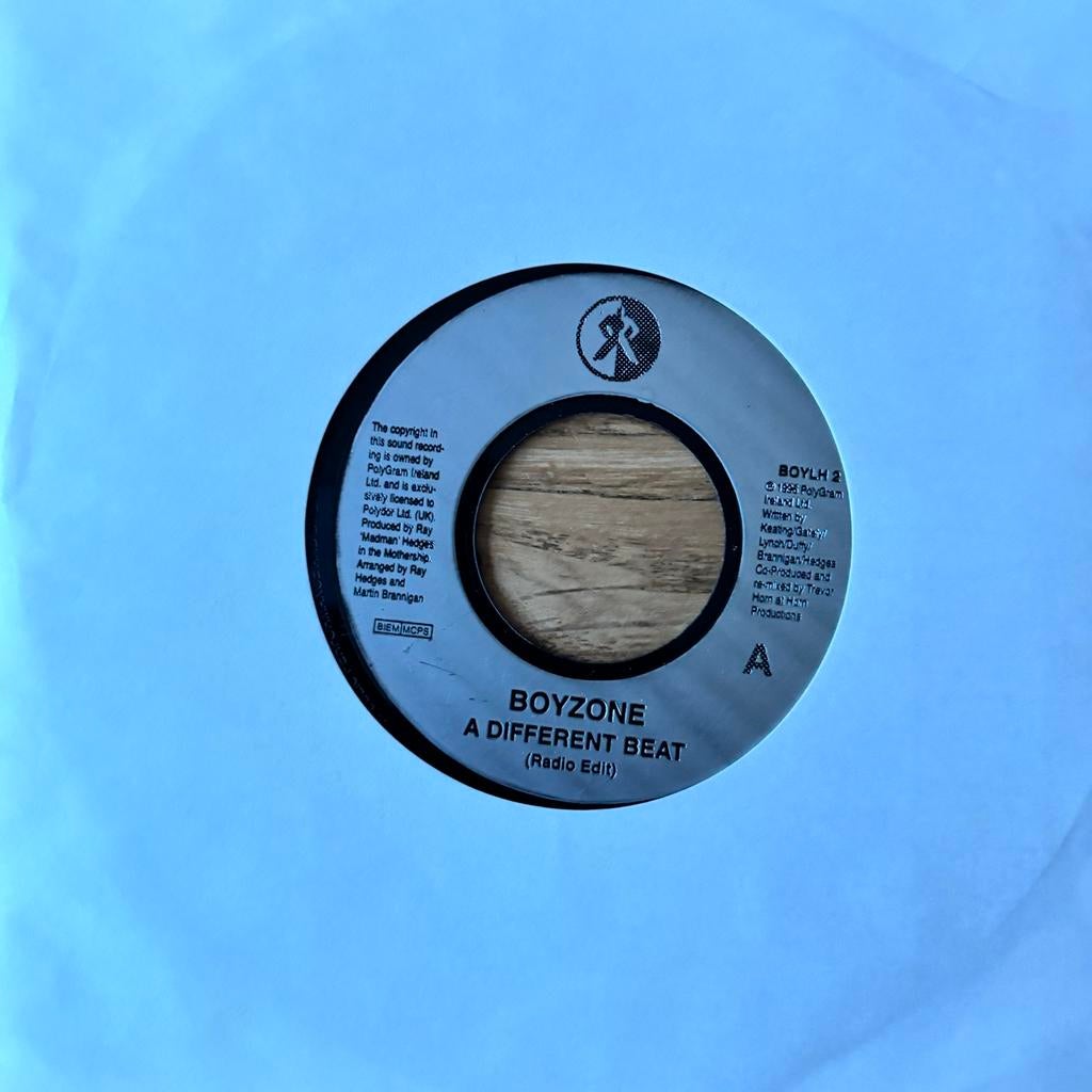 Boyzone - A Differt beat - Angel ( 7”vinyl ) 1996, Cd's en Dvd's, Vinyl Singles, Ophalen of Verzenden, Zo goed als nieuw