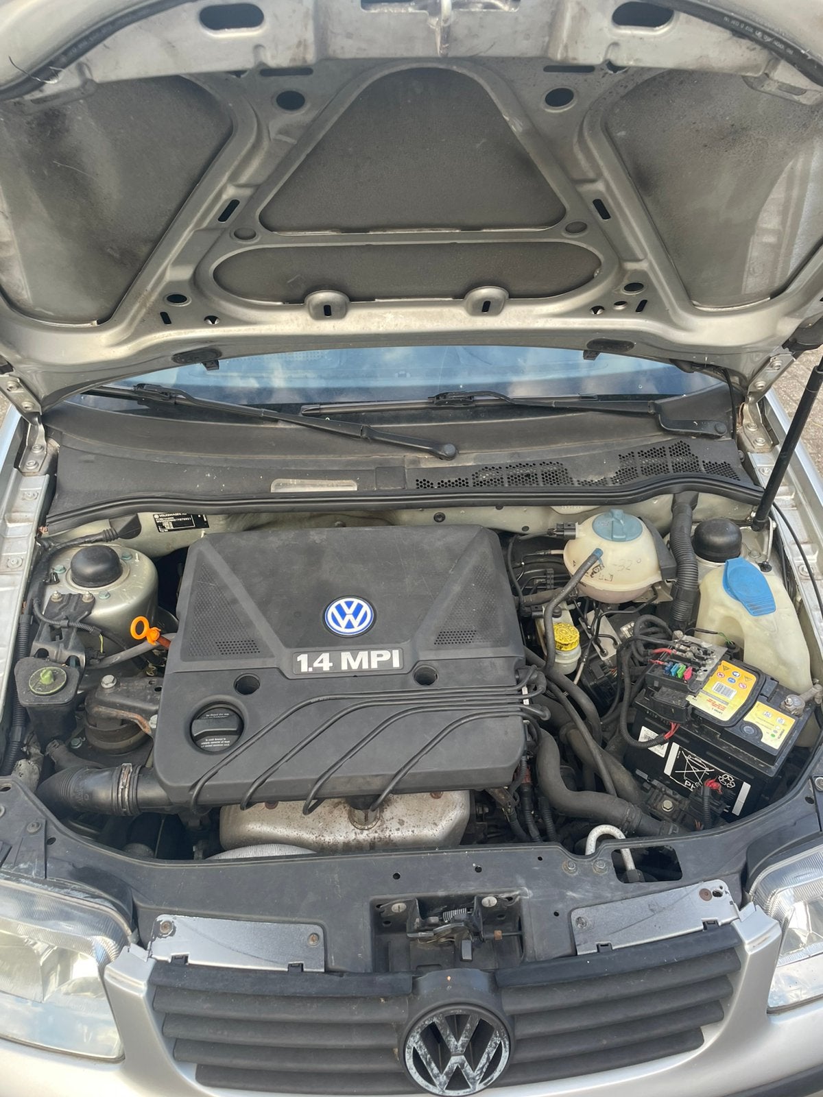 Volkswagen polo weinig km, Autos, Volkswagen, Argent ou Gris, Achat, Carnet d'entretien, Noir