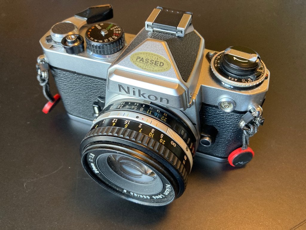 Bloedmooie Nikon FE met Nikon 50mm 1.8 E lens, TV, Hi-fi & Vidéo, Enlèvement ou Envoi, Comme neuf, Reflex miroir, Nikon