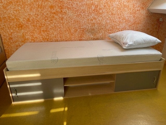 1 Persoonsbed + nachtkastje, Huis en Inrichting, Slaapkamer | Bedden, Ophalen, Gebruikt, 90 cm, 200 cm