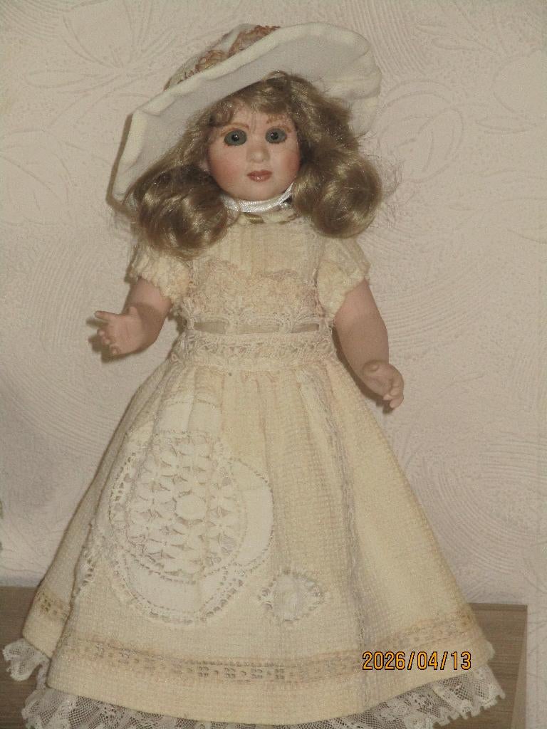 LE BAMBOLE DI ARIANNA  35 CM  ALLES PORSELEIN BISQUIT, Verzamelen, Poppen, Ophalen of Verzenden, Zo goed als nieuw, Pop