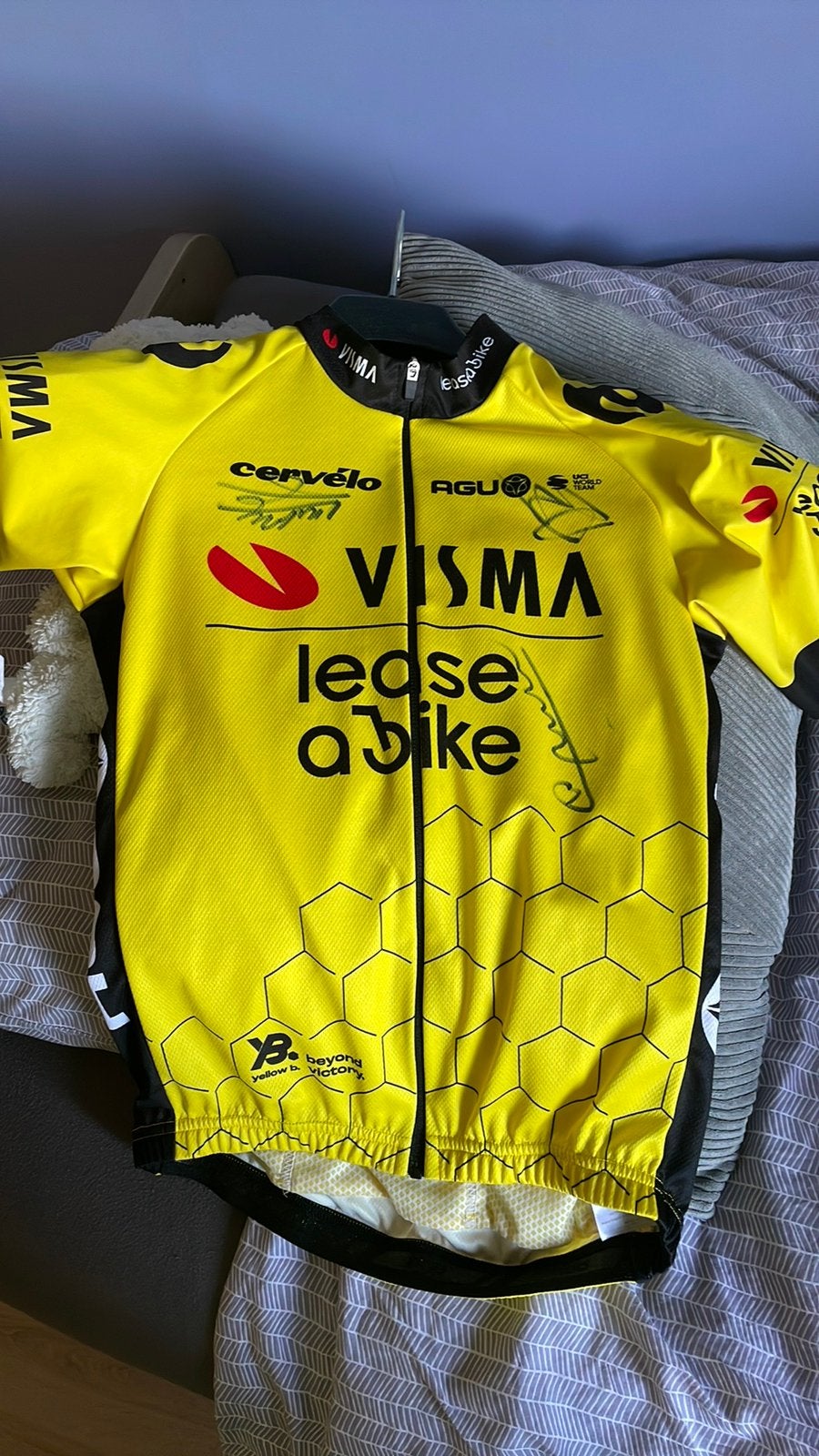 Gesigneerd shirt Van Aert, Van Hooydonck en Olav Kooij, Fietsen en Brommers, Fietsaccessoires | Fietskleding, Ophalen, Zo goed als nieuw