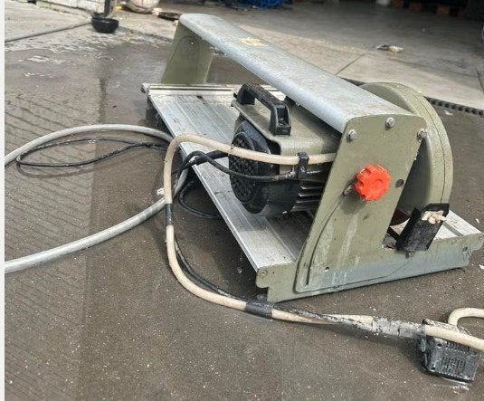 Tegelzaagmachine op tafel met water, Ophalen, Minder dan 30 mm, Gebruikt, Overige typen