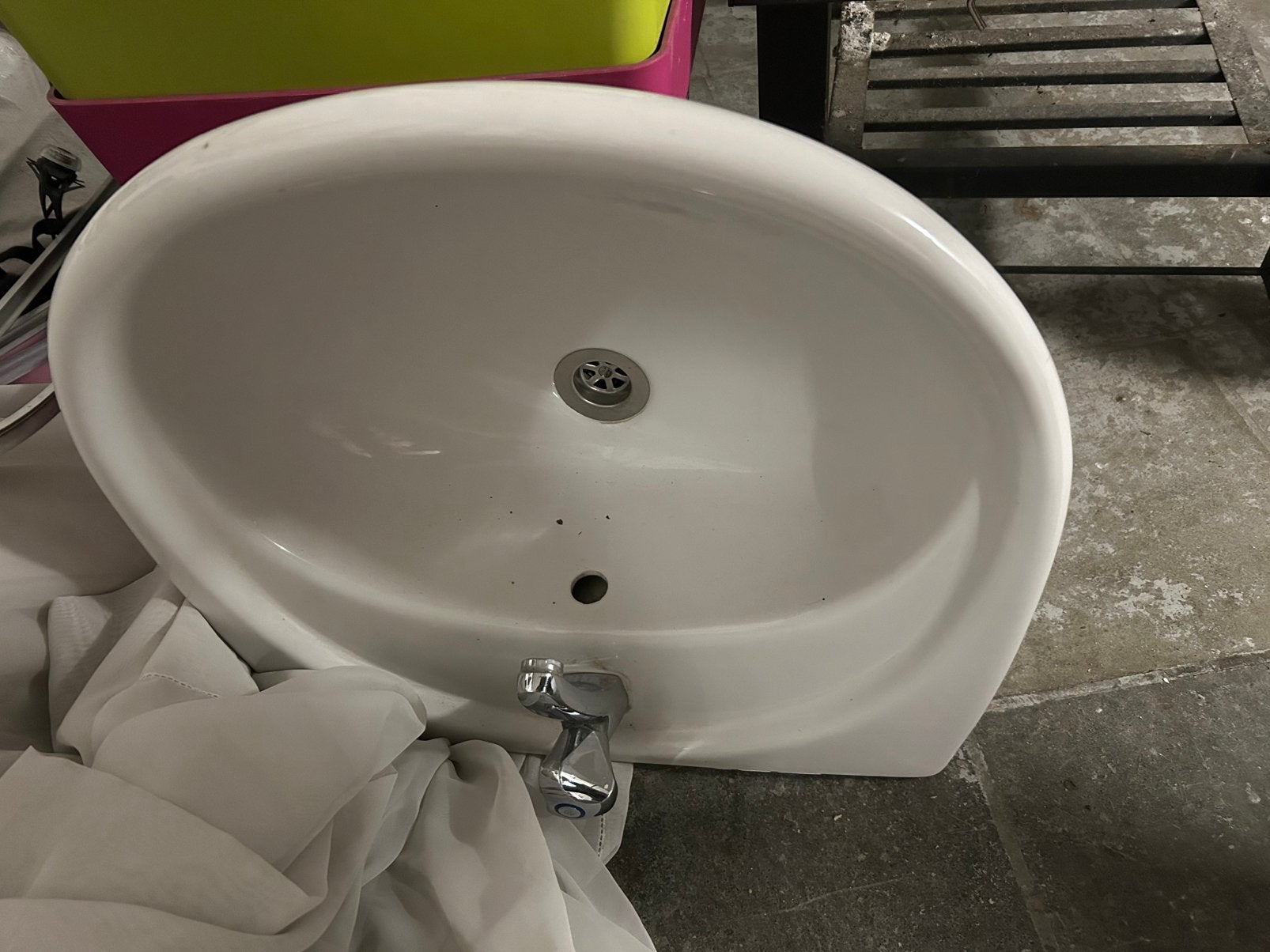 Lavabo met werkende kraan, Ophalen, Zo goed als nieuw