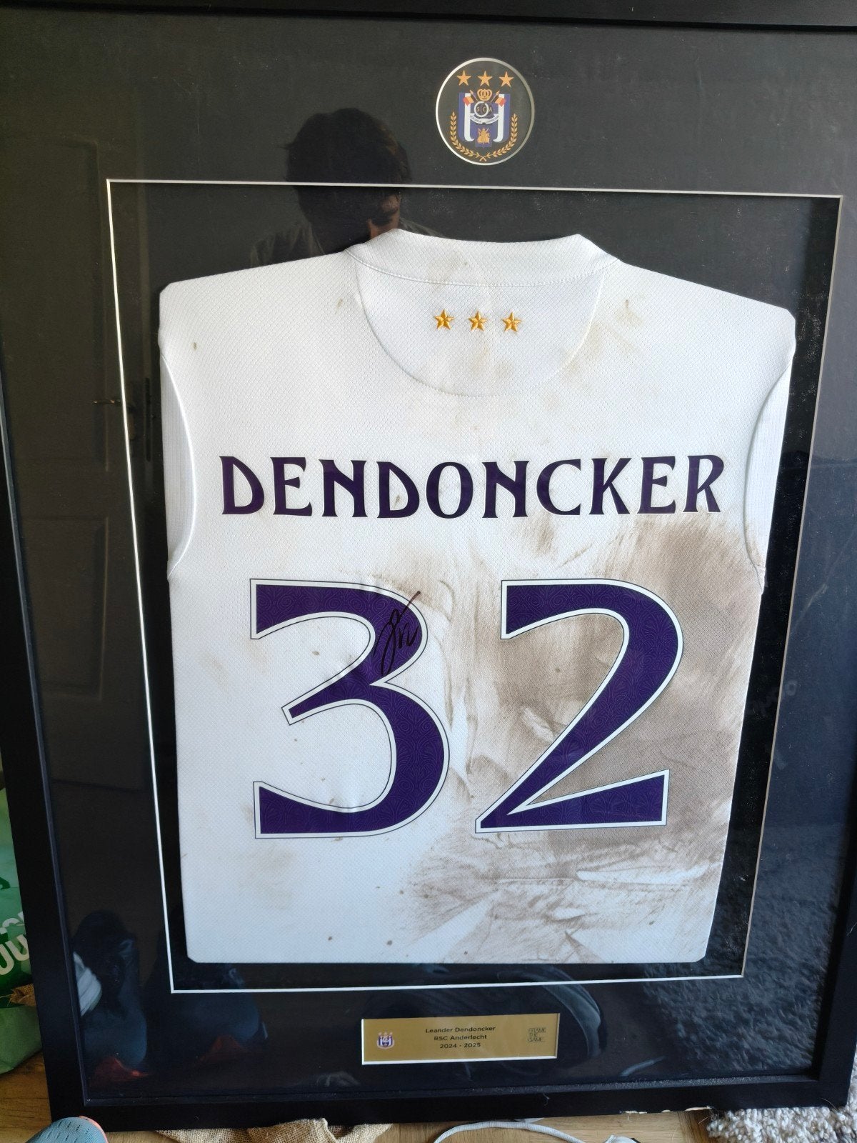 pull porté, signé et encadré par Dendoncker, Collections, Enlèvement