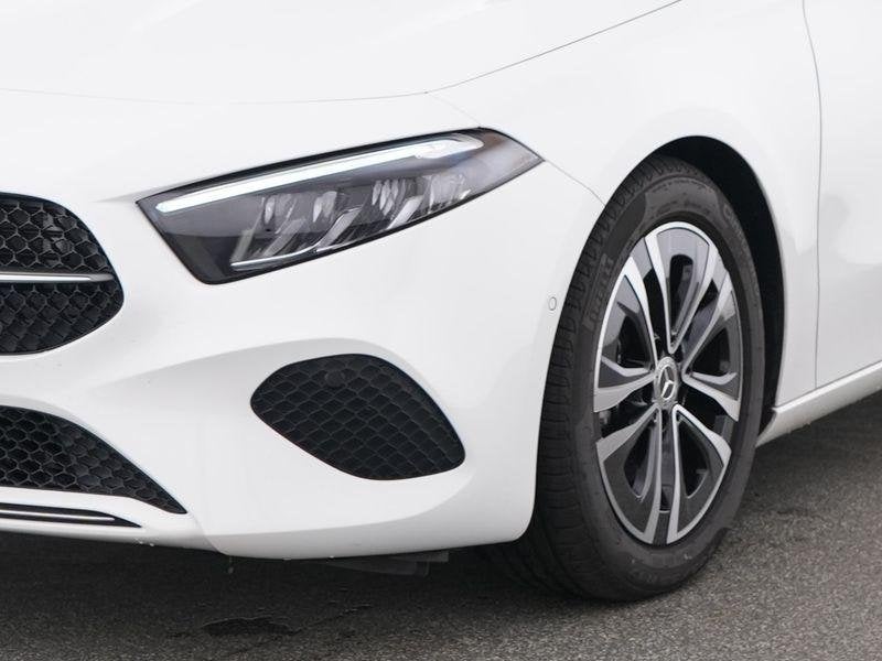 Mercedes-Benz A-Klasse 180 Hatchback Luxury Line | Smartphon, Stof, Zwart, 4 cilinders, Wit