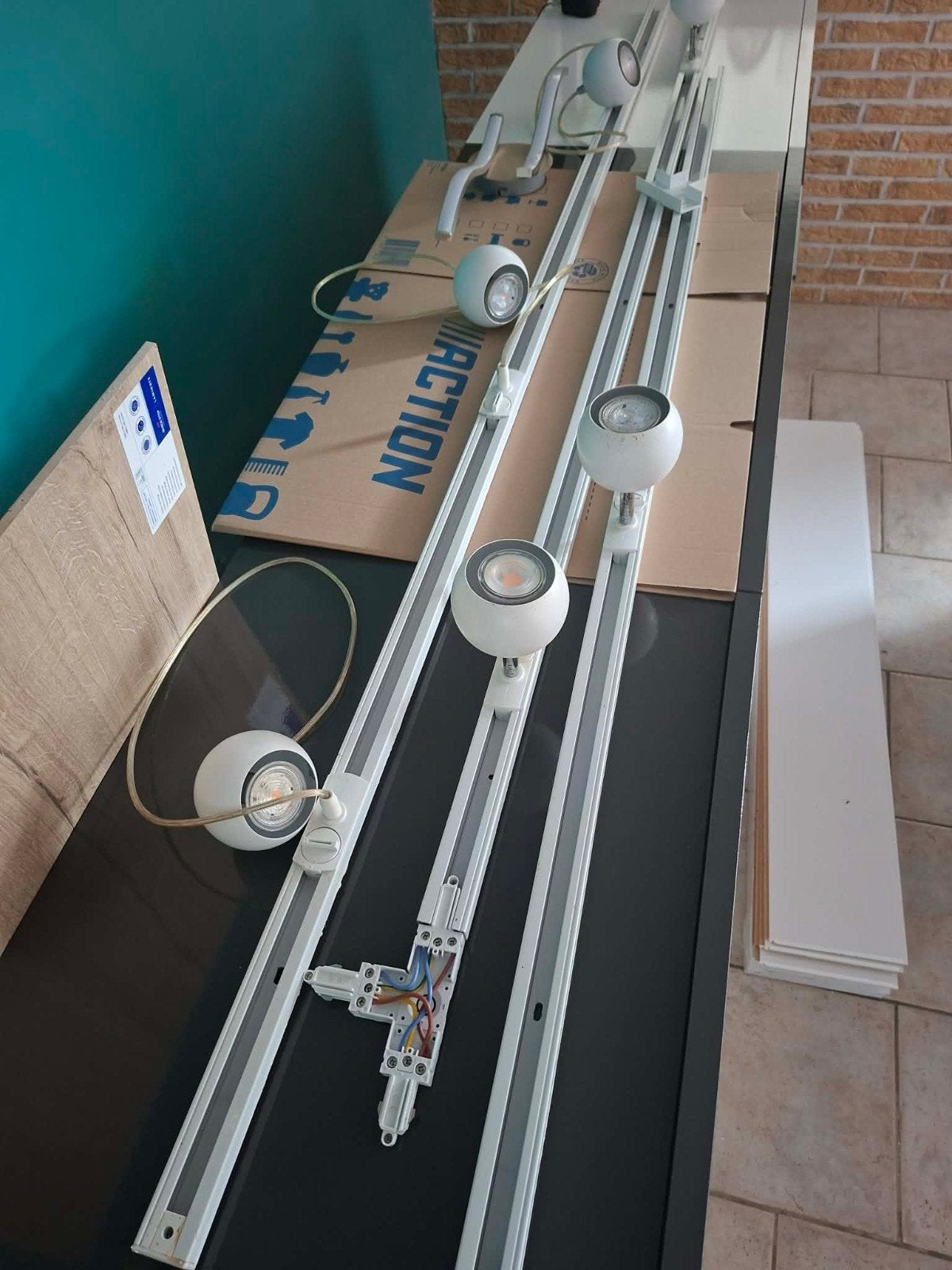spot sur rail en forme de T, Comme neuf, Enlèvement, Spot sur rail, LED