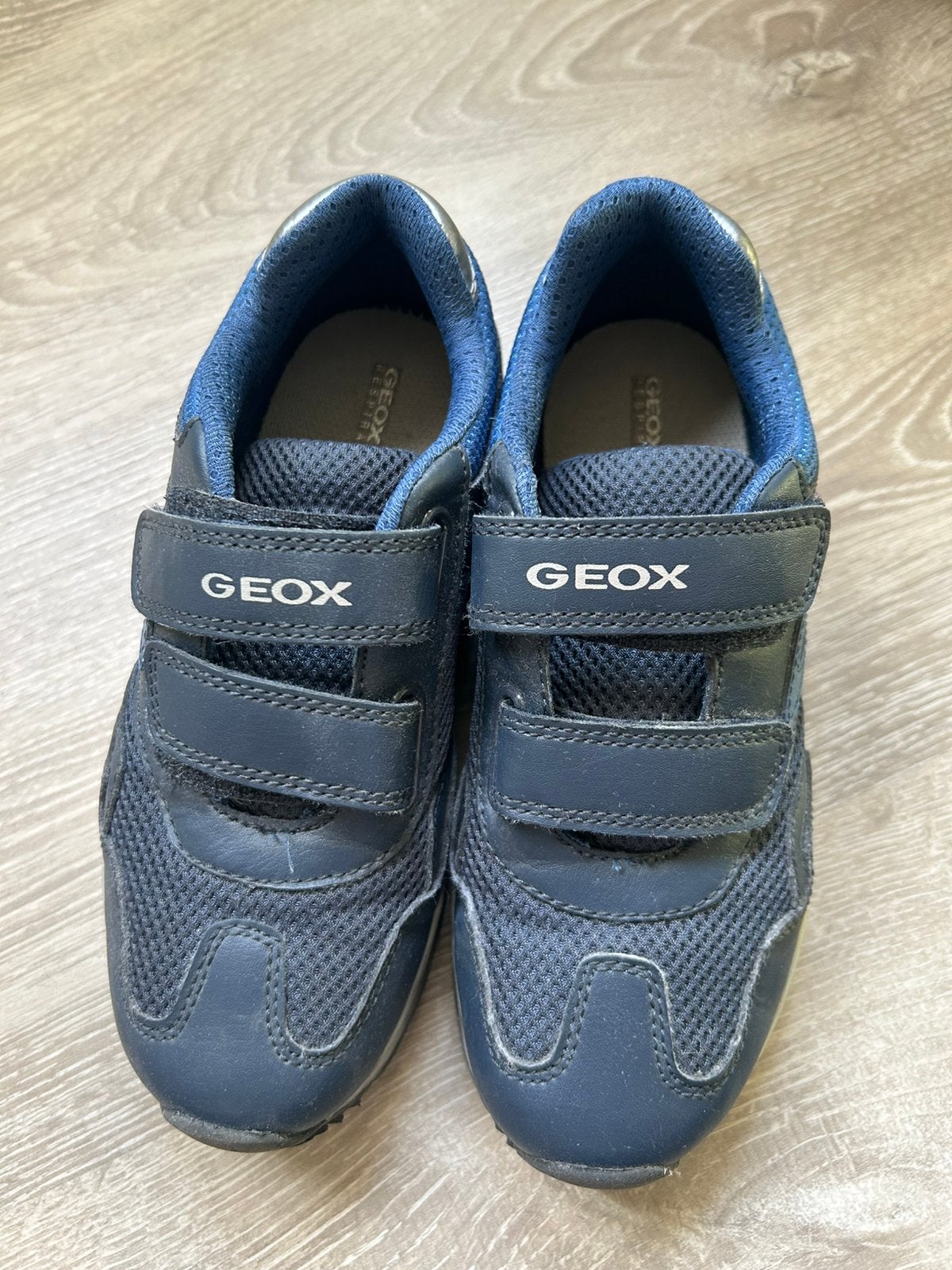 Donkerblauwe Geox jongenssneaker maat 32, Ophalen, Schoentjes, Zo goed als nieuw, Jongetje