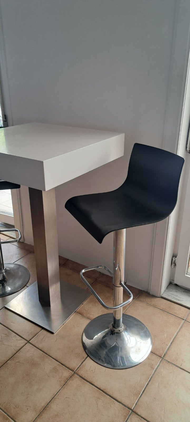 table haute accompagnée de 2 tabourets, 2 tabourets, Enlèvement