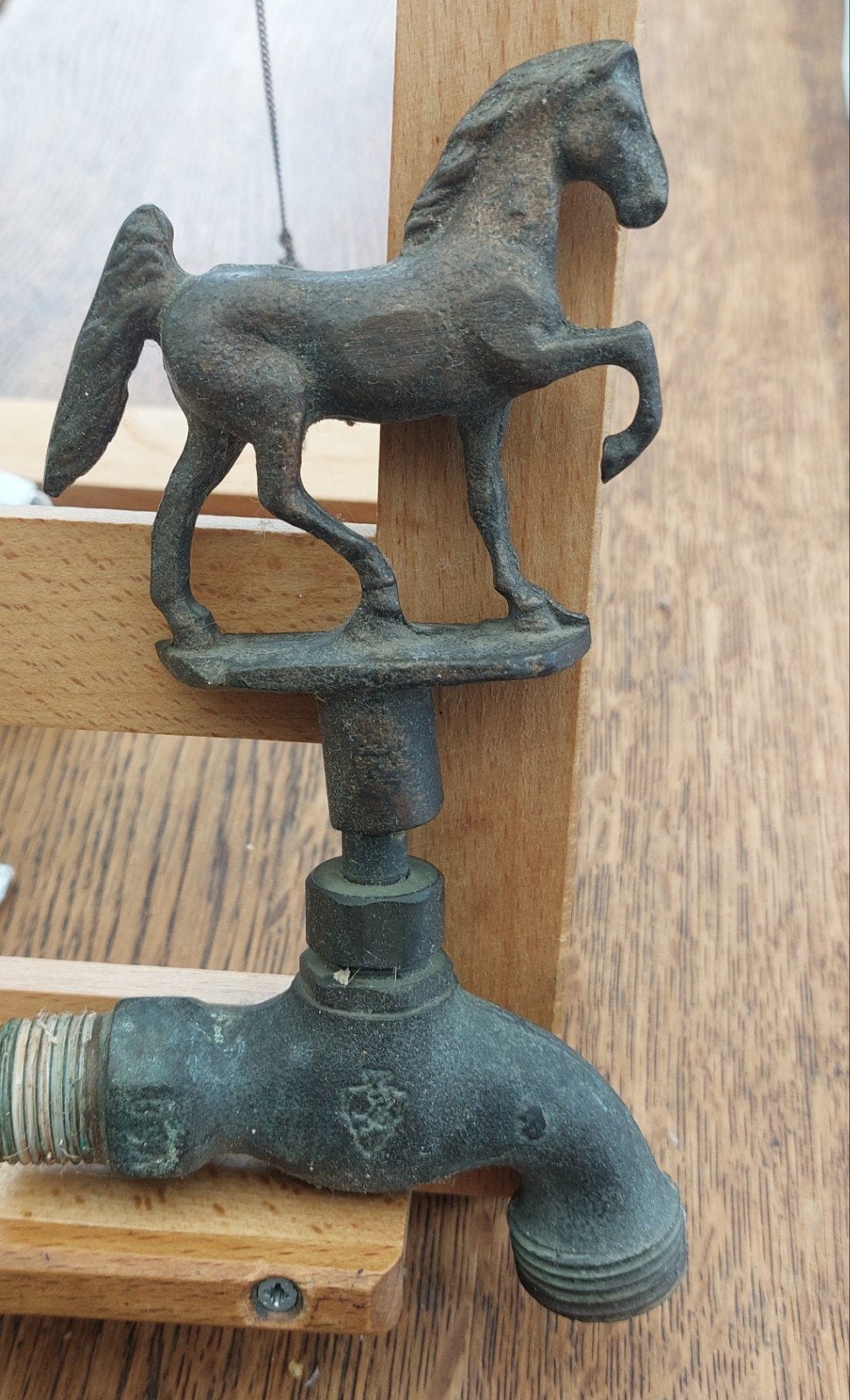 robinet d'eau en bronze, Enlèvement