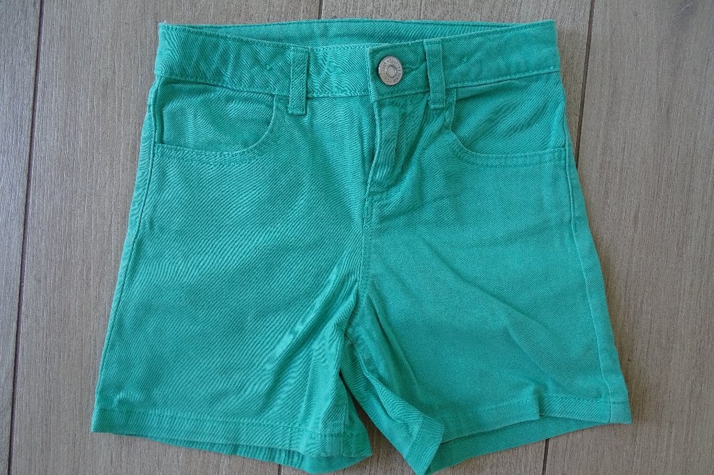 Felgroene short / bermuda C&A maat 128, Enfants & Bébés, Vêtements enfant | Taille 128, Pantalon, C&A, Enlèvement ou Envoi, Comme neuf