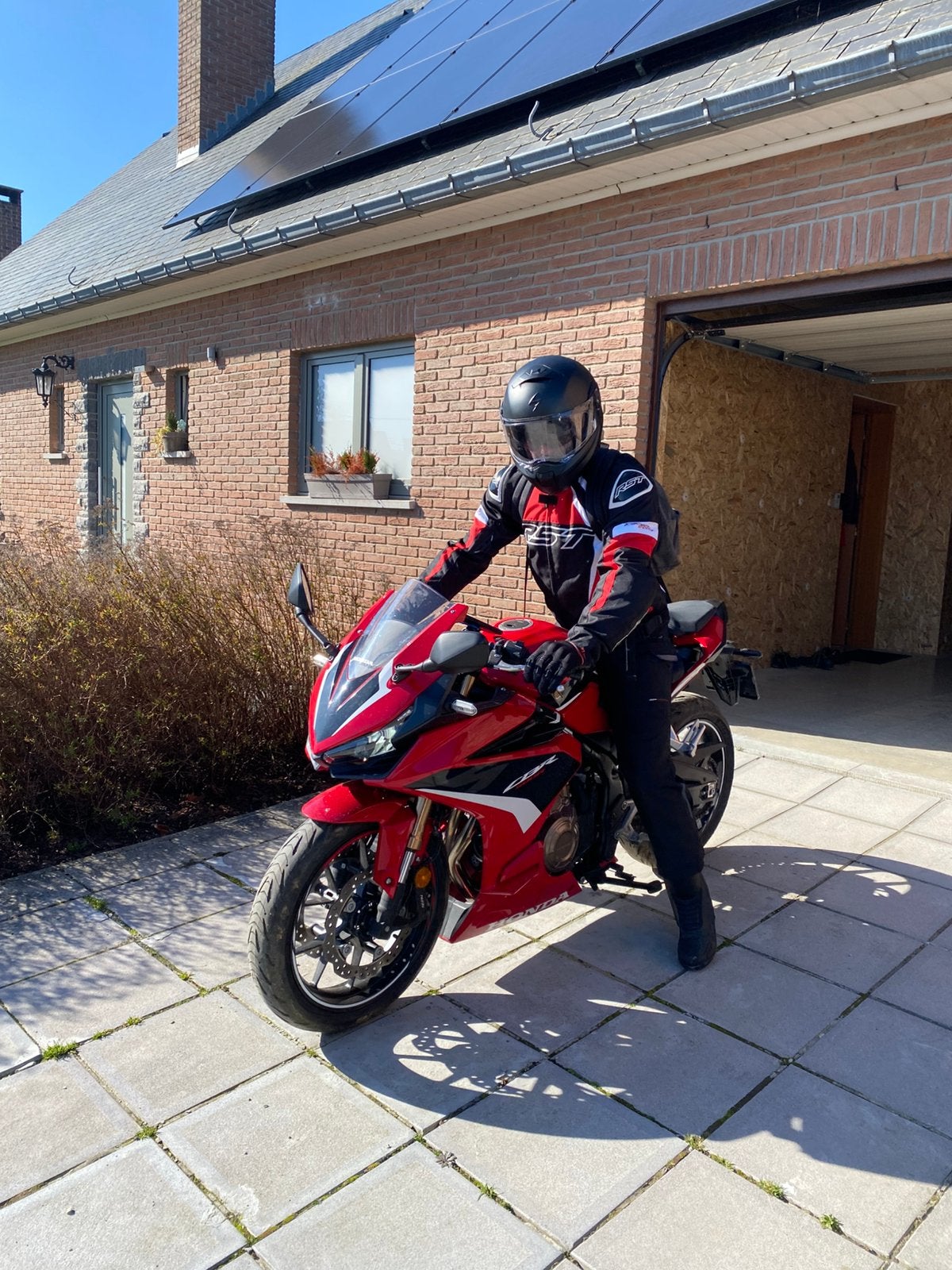 Pantalon de moto neuf, Enlèvement