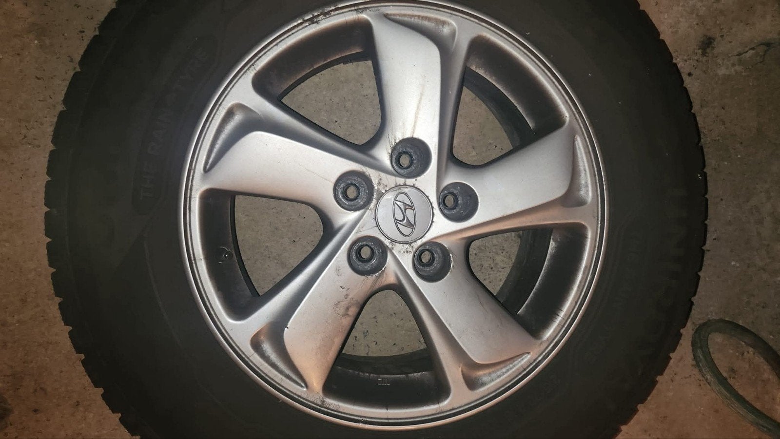 4 JANTES avec PNEUS NEIGE uniroyal pour  hyundai
215/70/16R, Pneu(s)