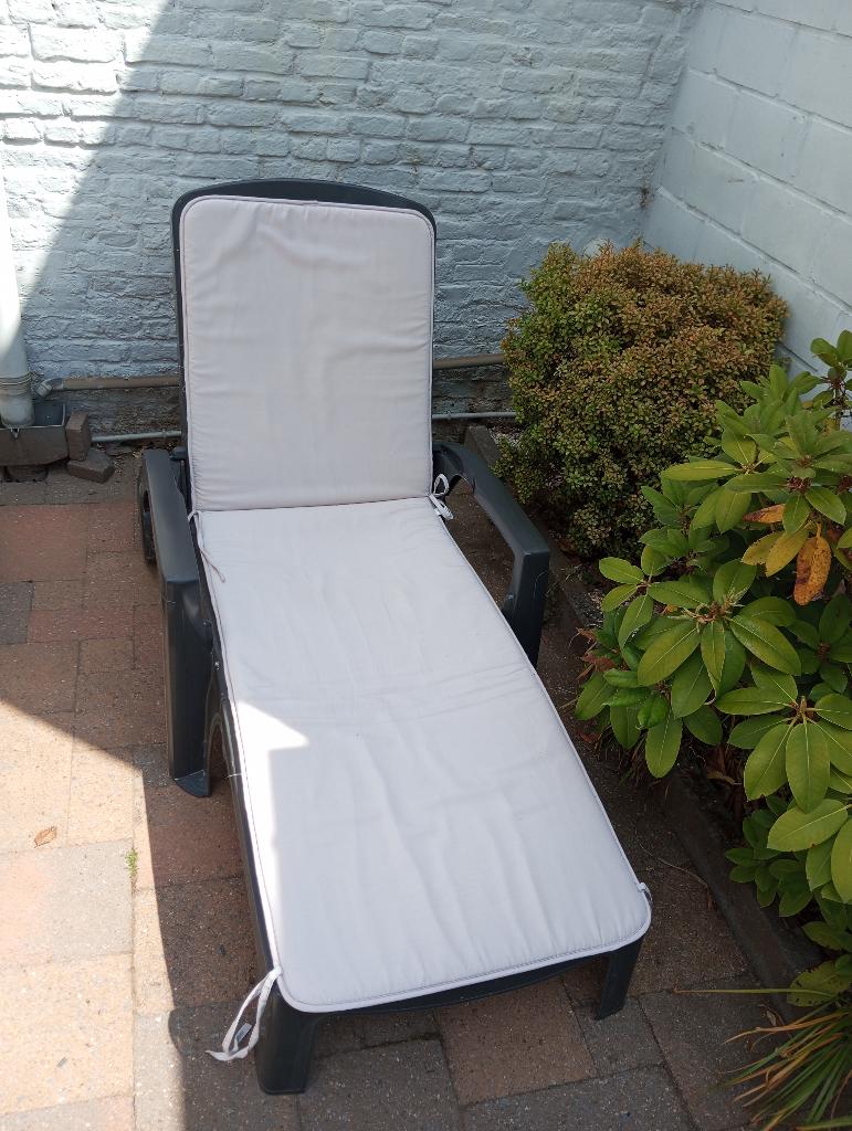 Ligbed Grosfillex met kussen  grijs opplooibaar verrijdbaar, Tuin en Terras, Ophalen, Zo goed als nieuw, Kunststof, Verstelbaar