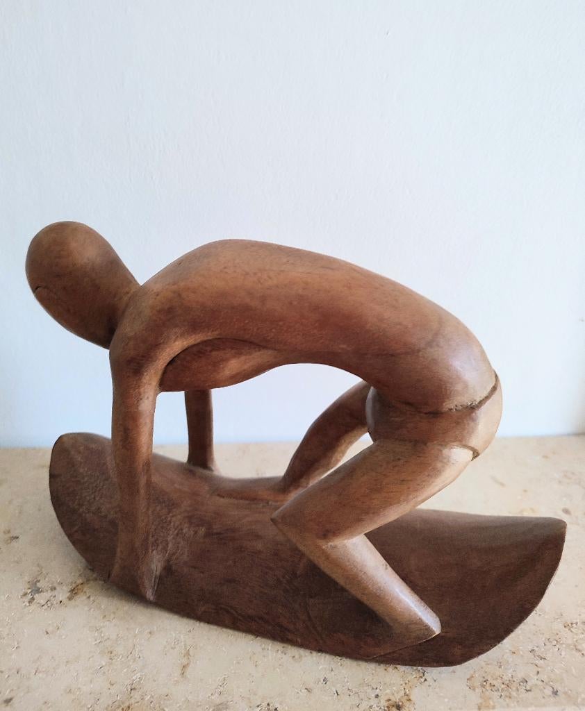 Surfer. Handgesneden, exotisch hout (teak). 25 x 28, Antiek en Kunst, Kunst | Niet-Westerse kunst, Hout, Bruin, Ophalen of Verzenden