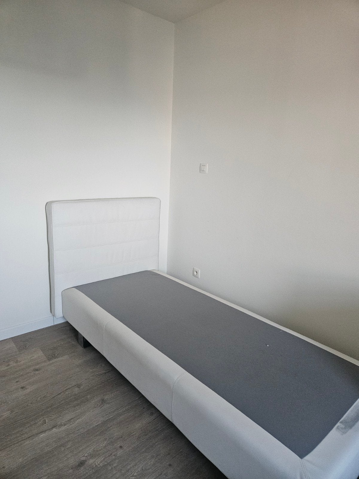 boxspring 1 persoonsbed wit leer, Huis en Inrichting, Ophalen, Wit