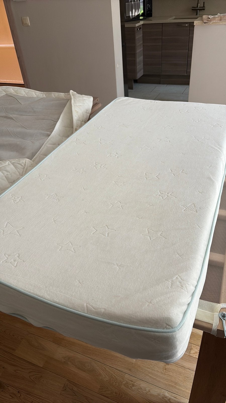Matelas pour lit bébé + protège-matelas, cadre de lit, Maison & Meubles, Enlèvement, Comme neuf, Matelas