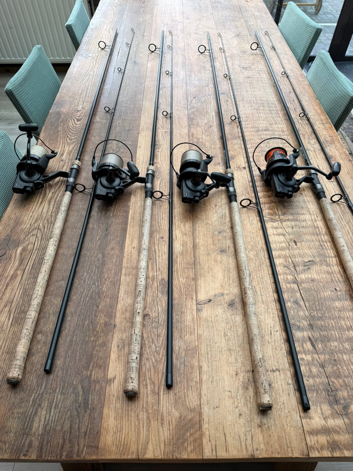 Set van vier Fox karperhengels, molens en foudralen, Watersport en Boten, Ophalen, Gebruikt, Complete set