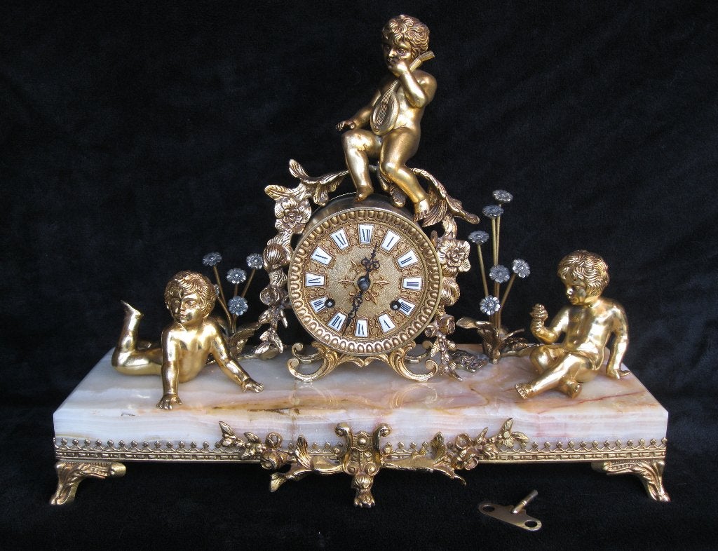 Magnifieke schouwklok met cherubs op zware onyx., Ophalen