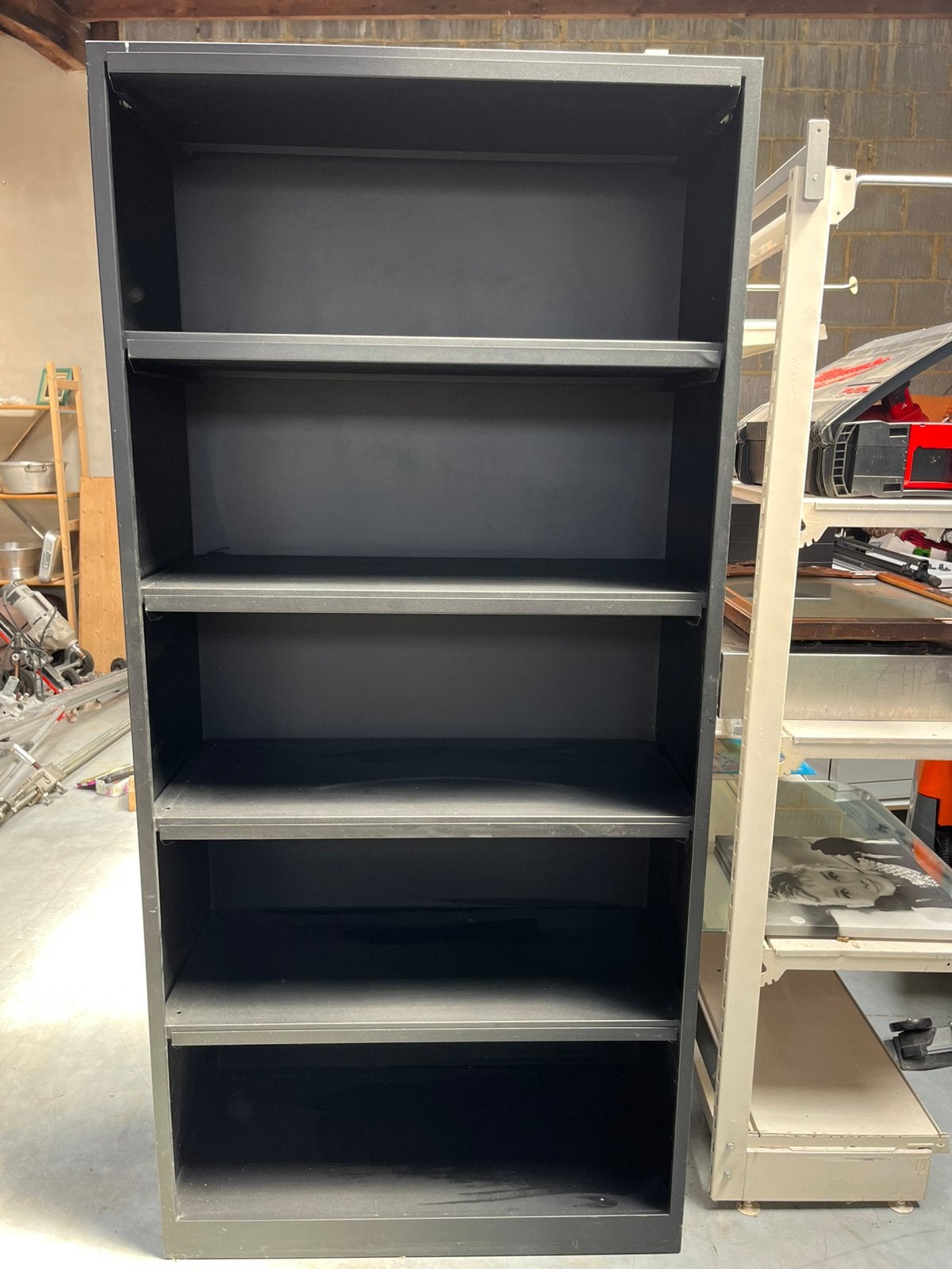 Boîtier en métal noir, 1,95 m x 90 x 42 de profondeur, 25 à 50 cm, Comme neuf, 50 à 100 cm, Métal