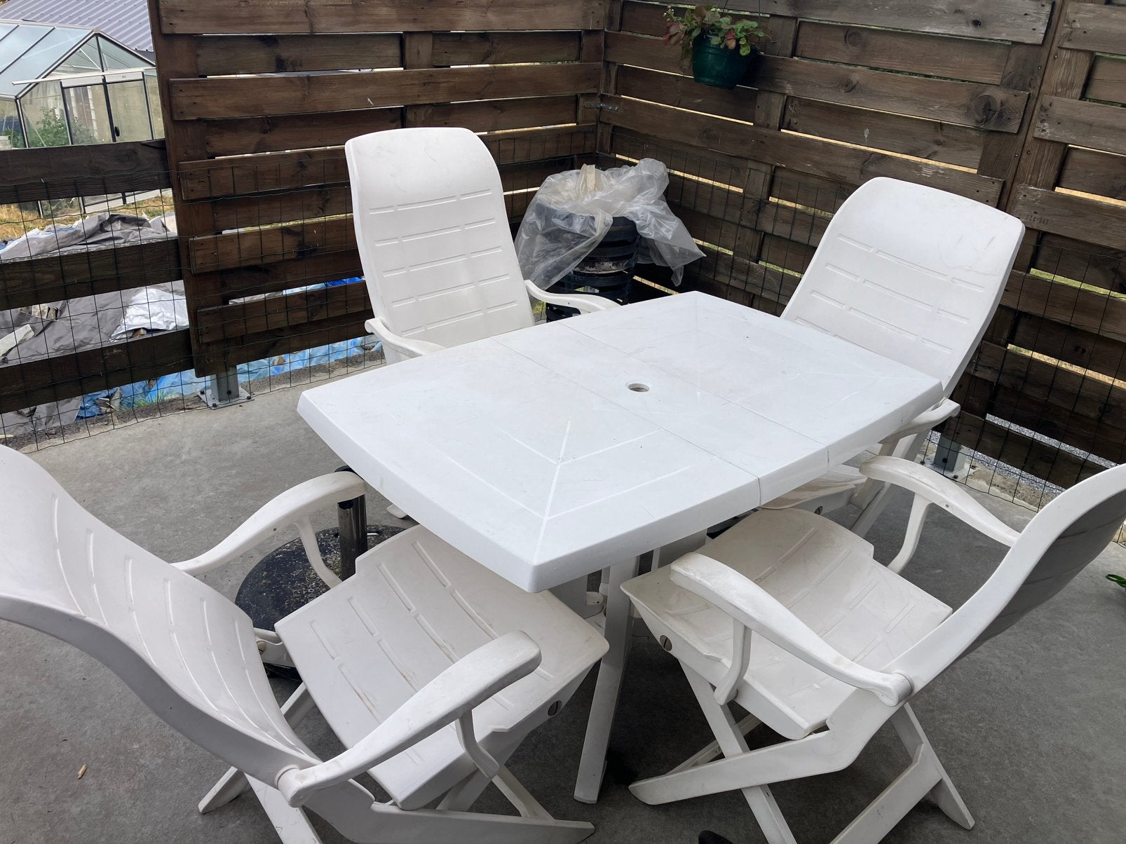 Av table et 4 chaises, Enlèvement, Comme neuf