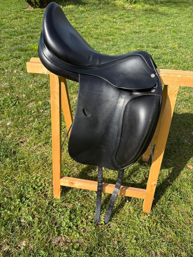 Dressuur zadel Equipe Emporio 17,5 inch, Dieren en Toebehoren, Ophalen, Gebruikt, Dressuur