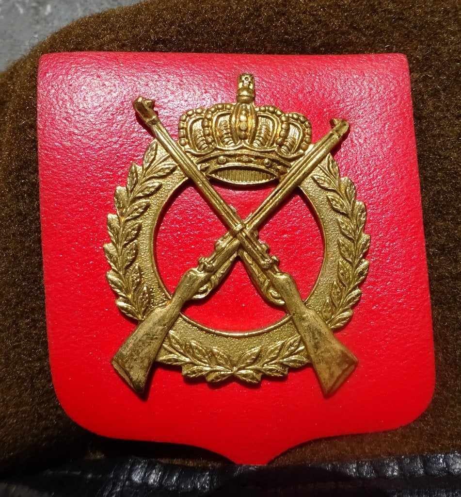 BELGIQUE: ABL / ECOLE D'INFANTERIE - BERET + INSIGNE, Envoi, Armée de terre, Casque ou Béret
