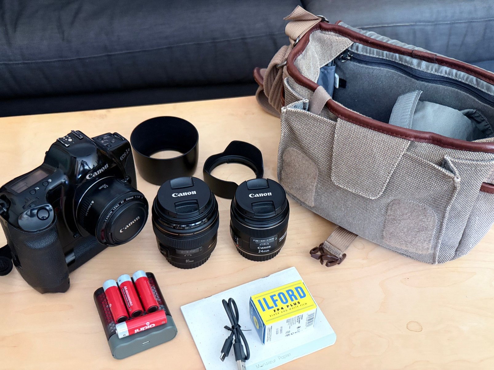 Analoge reflexcamera met 3 prime lenzen, tas, batterij etc., Ophalen, Zo goed als nieuw, Spiegelreflex, Canon