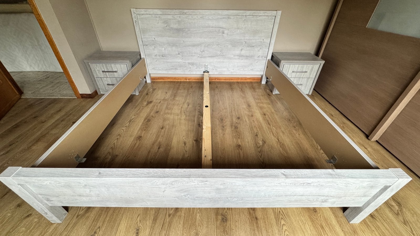 Bed 180 x 200 met 2 nachtkasten, Gris, Comme neuf, Enlèvement, 180 cm
