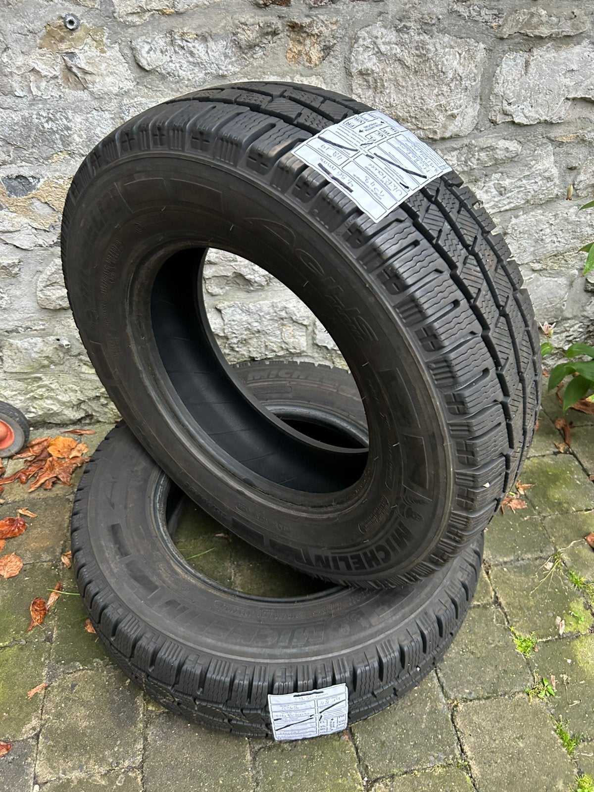 2 nouveaux pneus hiver Michelin 215/70/15C. 109/107R, Autos : Pièces & Accessoires, Neuf, 15 pouces, Véhicule utilitaire, Pneu(s)