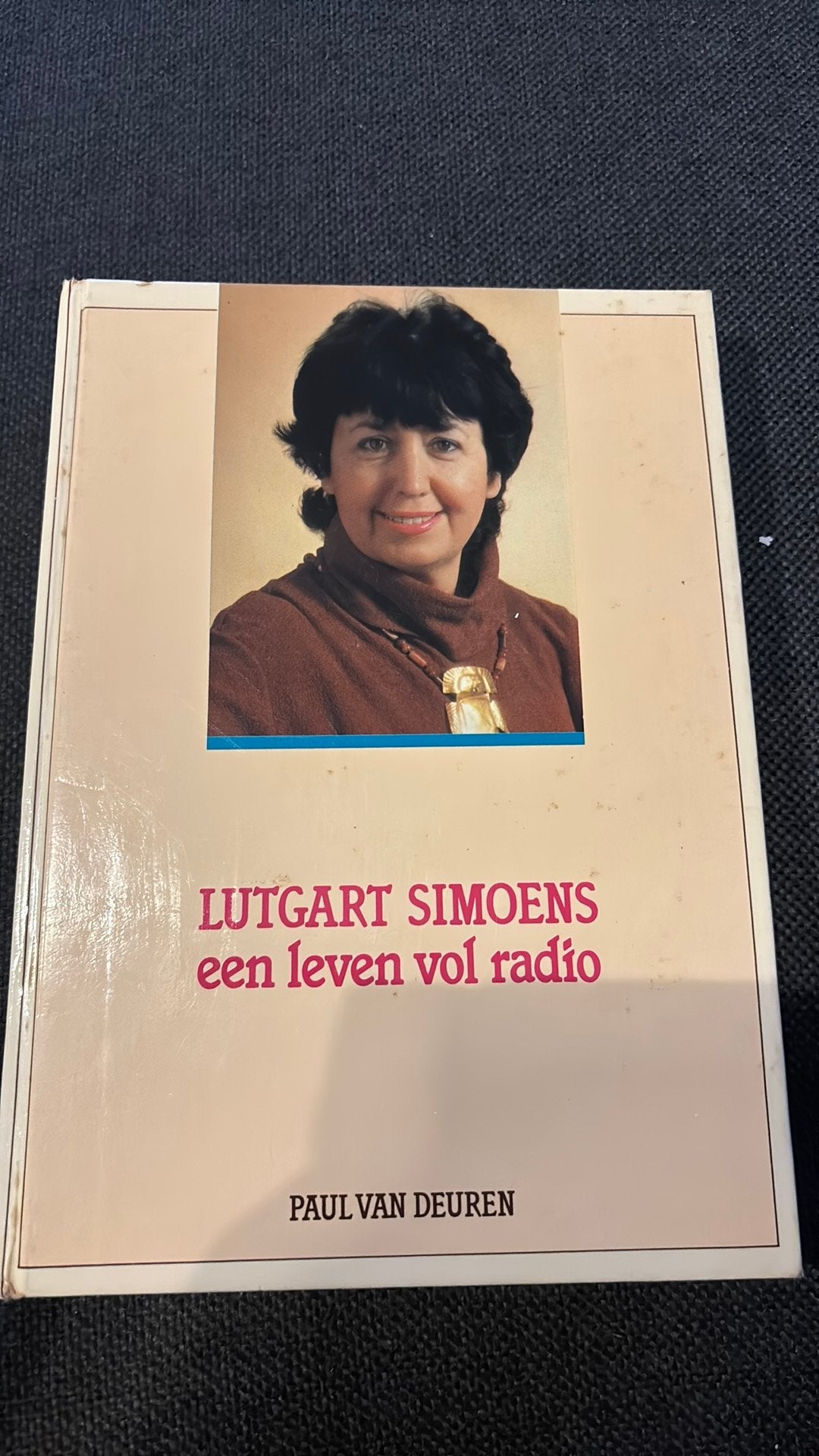 Lutgart Simoens, een leven vol radio. Gesigneerd, Ophalen, Zo goed als nieuw