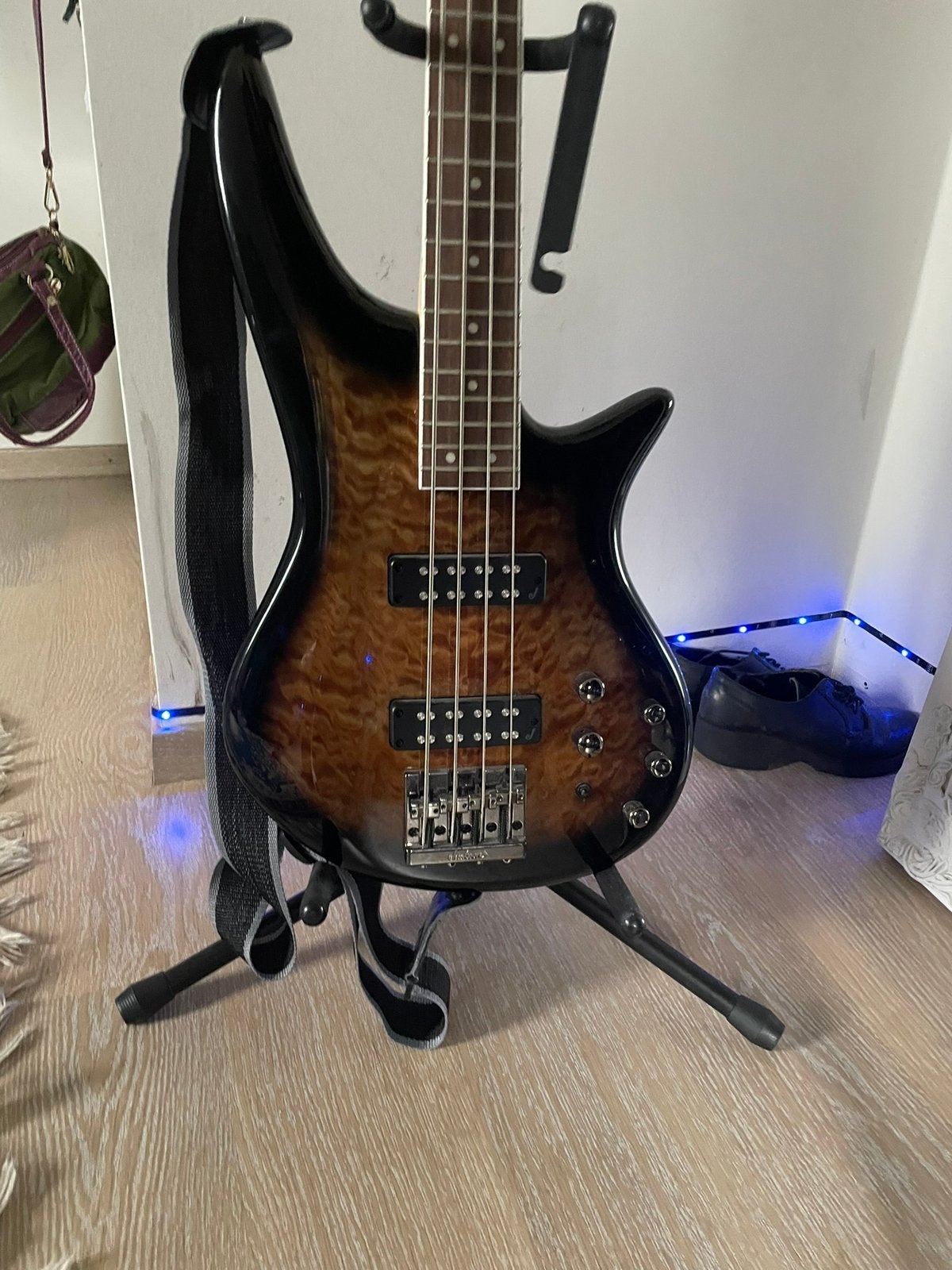 Jackson Spectra JS3Q Basgitaar Dark Sunburst, Muziek en Instrumenten, Snaarinstrumenten | Gitaren | Bas, Ophalen, Zo goed als nieuw