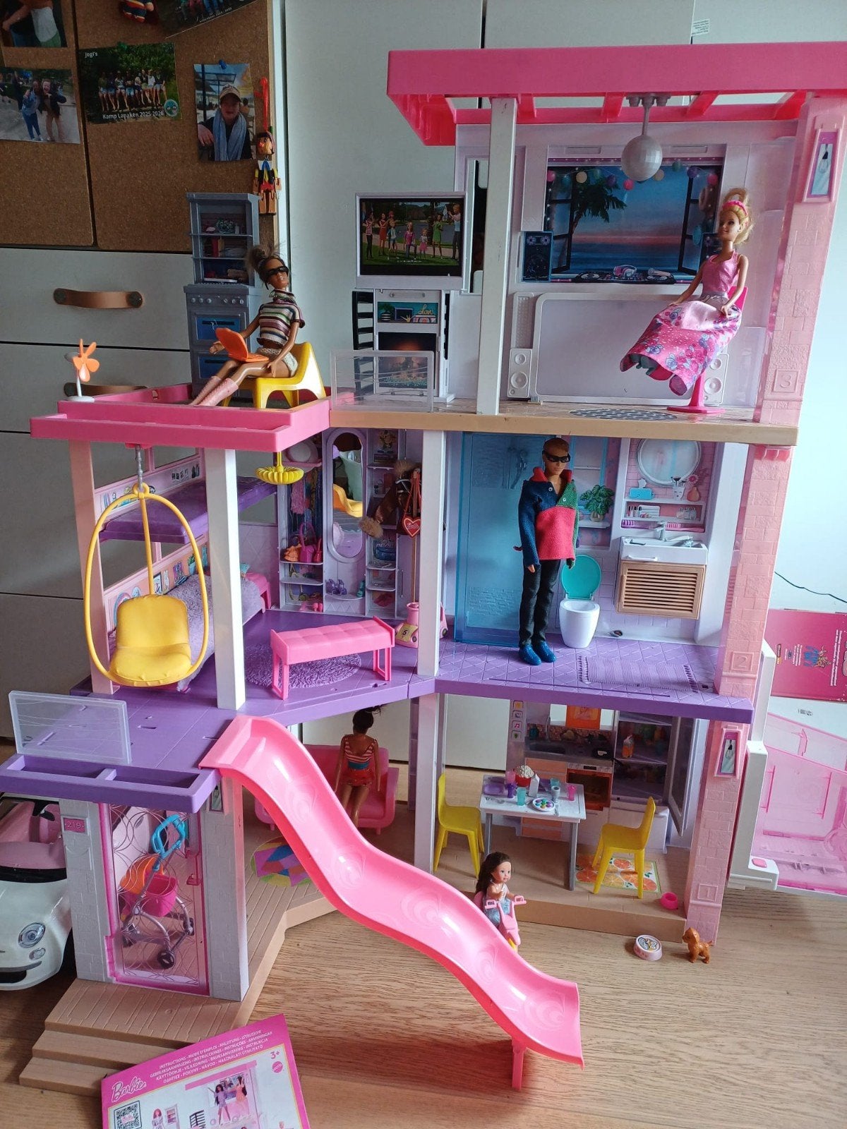 Une grande maison de Barbie avec tous ses accessoires !, Enfants & Bébés, Jouets | Maisons de poupées, Enlèvement, Comme neuf